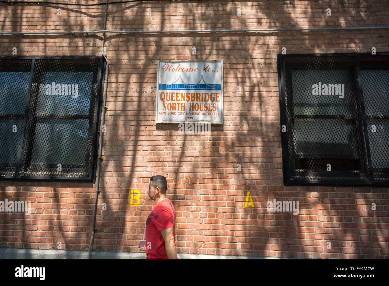 Il Queensbridge Nord case nel Queens a New York il giovedì, 16 luglio 2015. New York sarà fornire libero accesso a banda larga a cinque progetti di edilizia abitativa in città attraverso un programma pilota ConnectHome. Oltre al Queensbridge nord e sud progetti, Mott Haven e Red Hook Oriente e Occidente sarà parte del programma. Queensbridge è il più grande progetto di alloggiamento nel paese e il programma fornirà accesso a 16.000 residenti al di fuori dell'400.000 vivono in progetti NYCHA. (© Richard B. Levine) Foto Stock