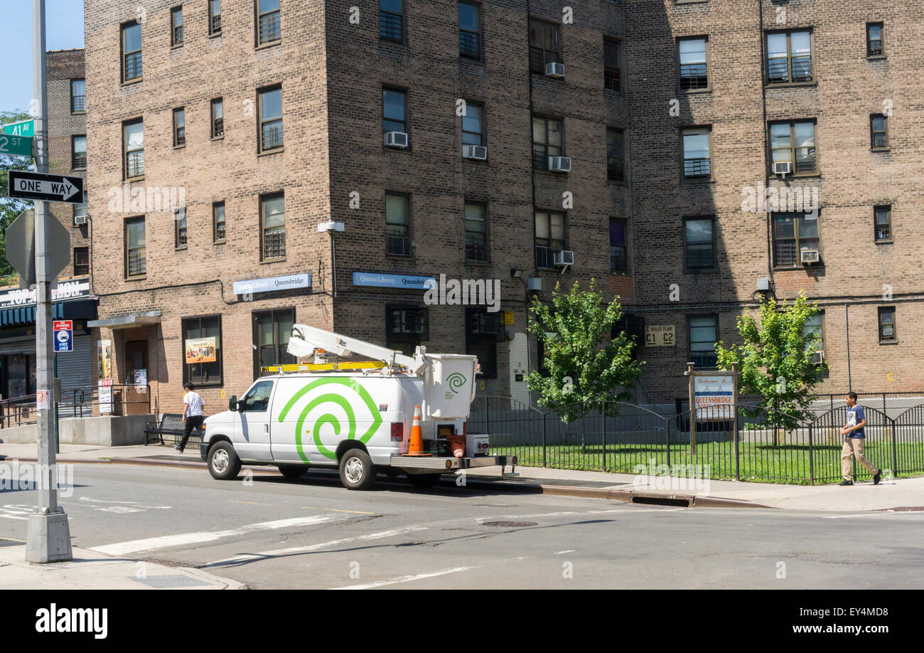 Un Time Warner Cable carrello parcheggiato all'esterno di uno degli edifici del Queensbridge Nord case nel Queens a New York il giovedì, 16 luglio 2015. New York sarà fornire libero accesso a banda larga a cinque progetti di edilizia abitativa in città attraverso un programma pilota ConnectHome. Oltre al Queensbridge nord e sud progetti, Mott Haven e Red Hook Oriente e Occidente sarà parte del programma. Queensbridge è il più grande progetto di alloggiamento nel paese e il programma fornirà accesso a 16.000 residenti al di fuori dell'400.000 vivono in progetti NYCHA. (© Richard B. Levine) Foto Stock
