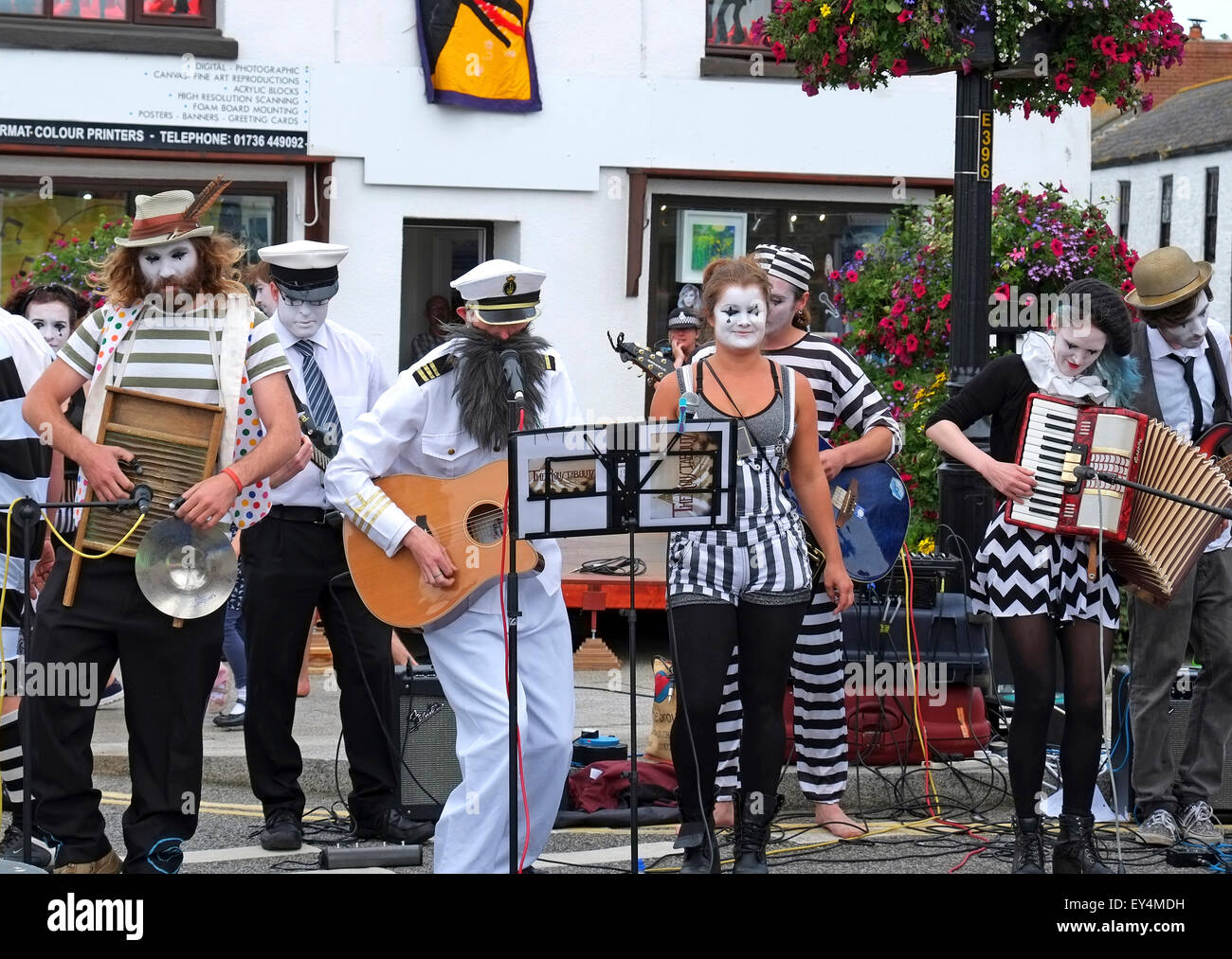 La zingara Roustabouts banda di Cabaret di eseguire su Lafrowda giorno di San Giusto, Cornwall, Regno Unito Foto Stock