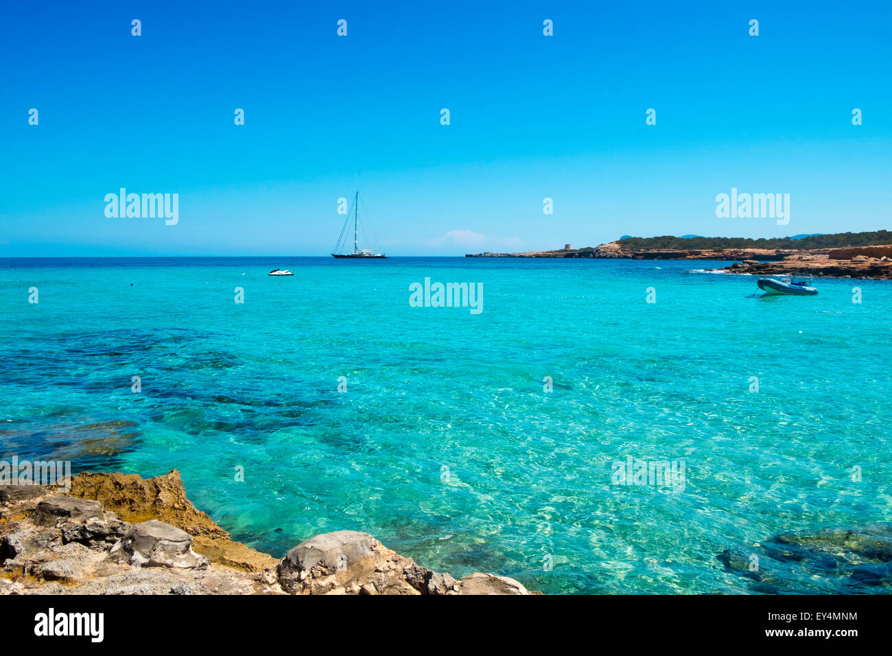 Dettaglio dell'acqua di mare chiaro a Spiaggia Cala Conta in San Antonio, Ibiza, Spagna Foto Stock