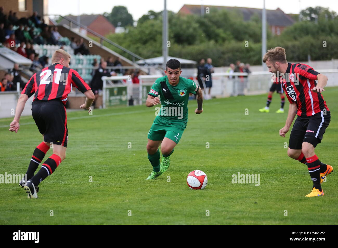 Nantwich, Cheshire, Regno Unito. 21 Luglio, 2015. Nantwich Town intrattenere lega due Morecambe in un pre stagione amichevole al tessitore Stadium. Morecambe ran out 6-0 vincitori. Nantwich Town Josh Gordon sulla sfera. Credito: SJN/Alamy Live News Foto Stock