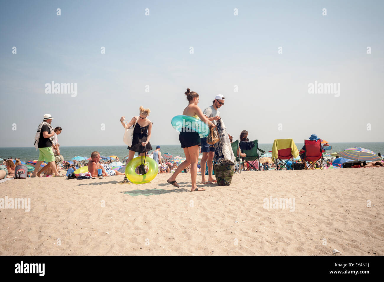 Beachgoers sfuggire al caldo presso Rockaway Beach nel Queens Borough of New York domenica 19 luglio, 2015. La temperatura è salito a 93 F con lunedì aspetta di colpire 92 F facendo loro la prima e la seconda oltre novanta giorni dell'anno. Se il martedì 90 colpisce la città avrà la sua prima ondata di caldo di quest'anno. (© Richard B. Levine) Foto Stock