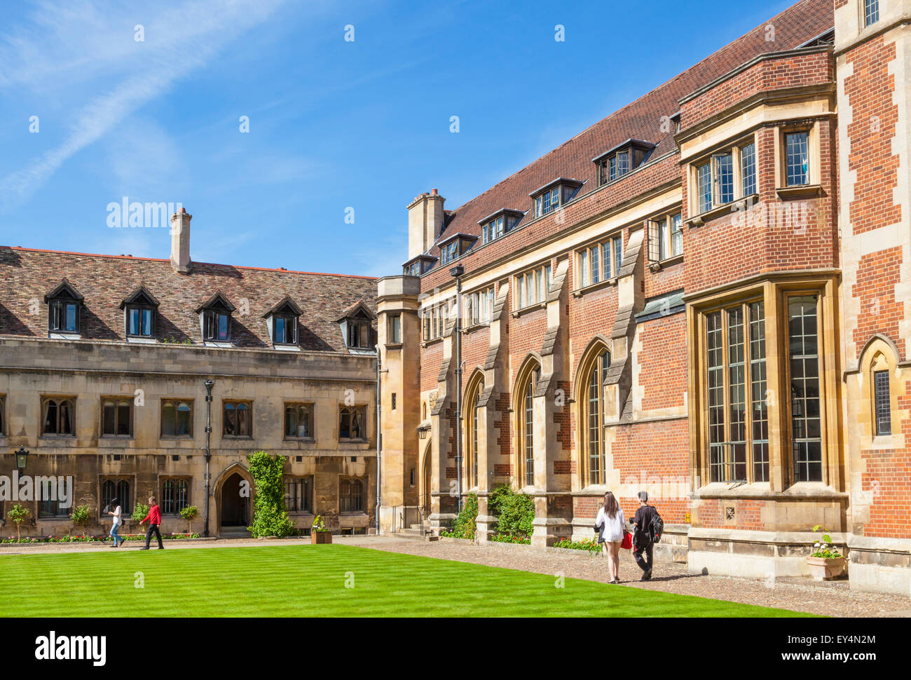 Gli studenti in Pembroke College Quad Università di Cambridge Cambridgeshire England Regno Unito GB EU Europe Foto Stock