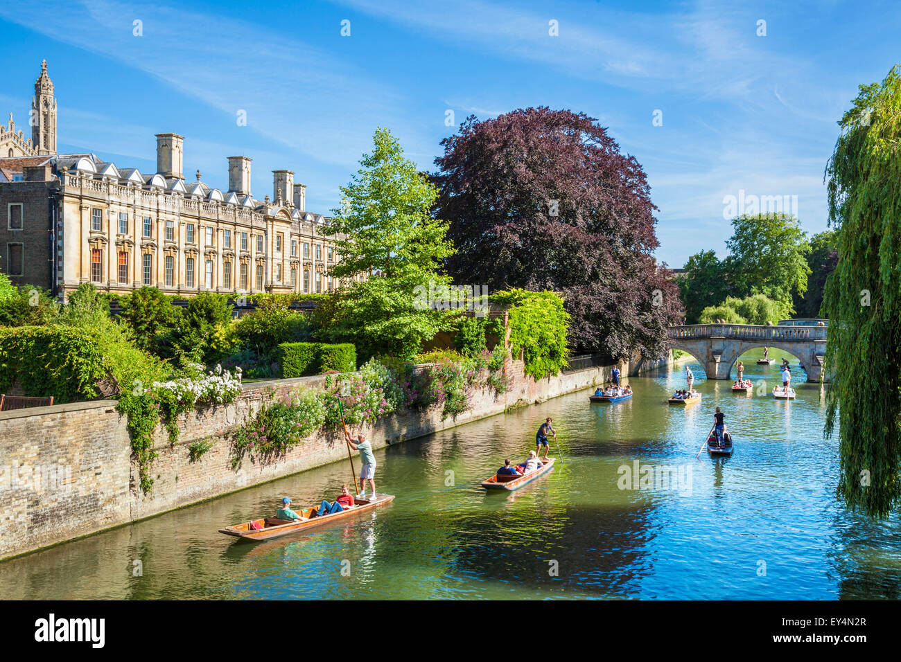 Punting, Clare College e il fiume Cam Cambridge Cambridgeshire England Regno Unito GB EU Europe Foto Stock