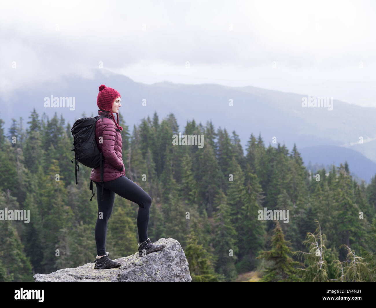 Giovani femmine godendo la vista dalla cima della montagna, Mount Seymour, British Columbia, Canada Foto Stock