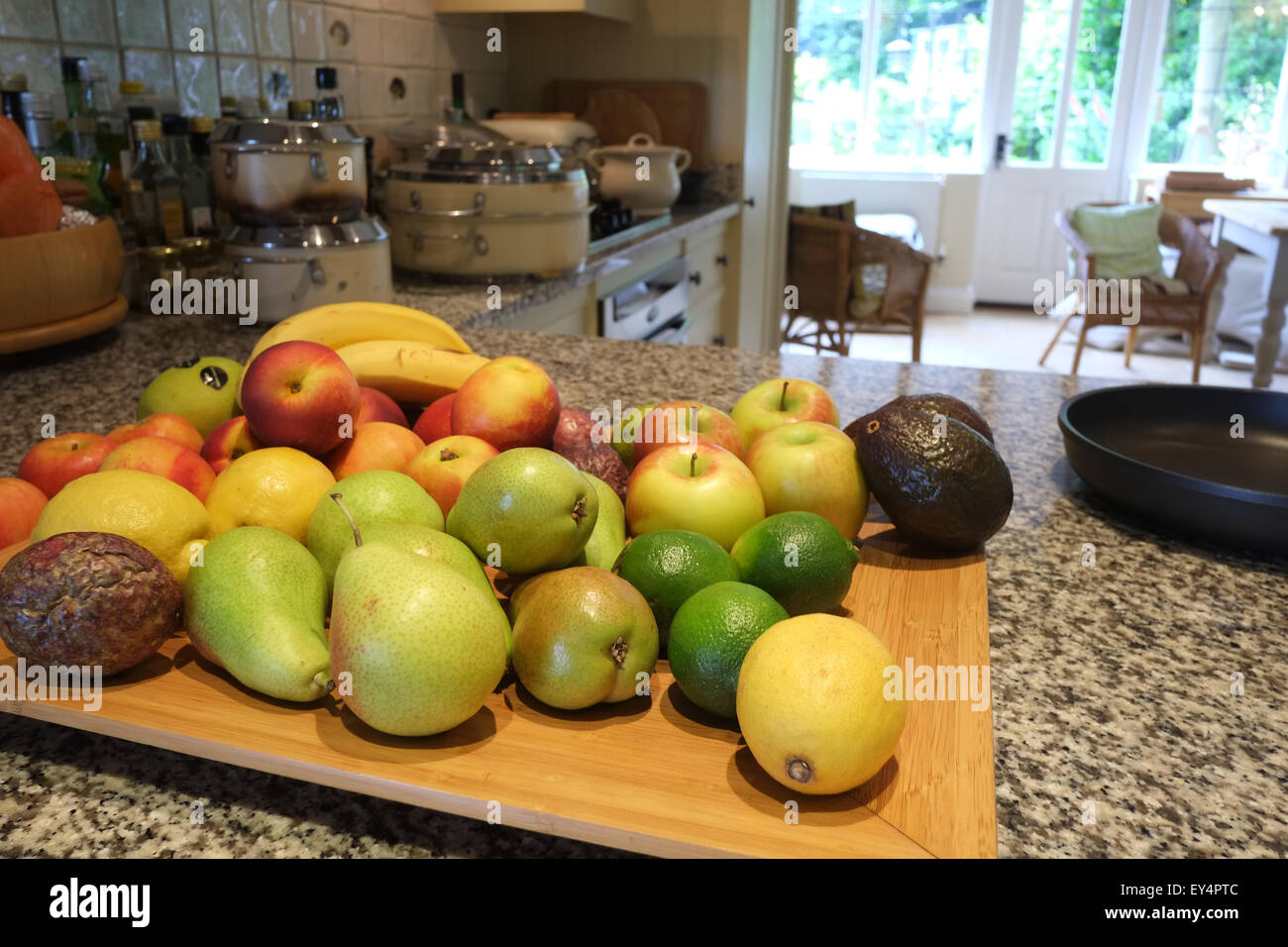 Giugno 2015 - esposizione di frutta in una cucina inglese di campagna Foto Stock Giugno 2015 - esposizione di frutta in una cucina inglese di campagna Foto Stock