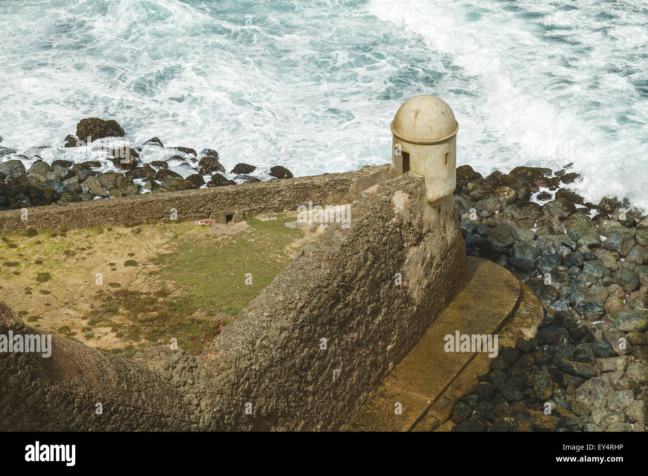 Casella Setry affacciato sull'oceano Atlantico a El Morro Fortezza, San Juan, Puerto Rico Foto Stock