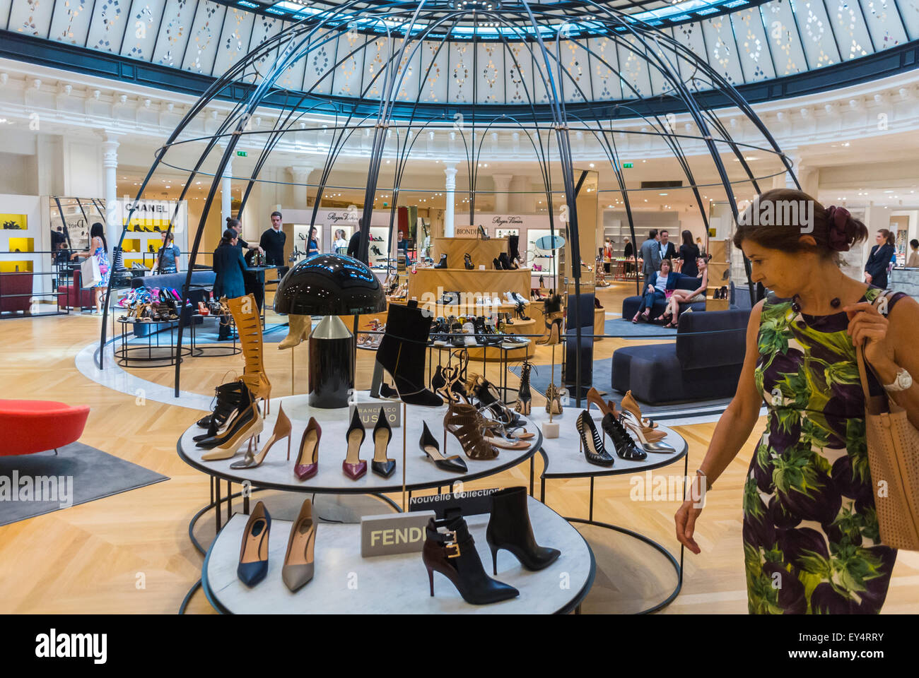 Parigi, Francia, Inside designer Fancy Shoes Store, Luxury Fashion Brands,  Woman Shopping nei grandi magazzini francesi, 'le Bon Marché' Foto stock -  Alamy