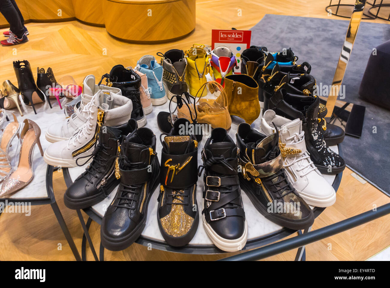 Parigi, Francia, dettaglio, Inside Shoes Store Donna, esposizione di marchi  di lusso nei grandi magazzini francesi, scarpe da shopping 'le Bon Marché',  au bon marche Foto stock - Alamy