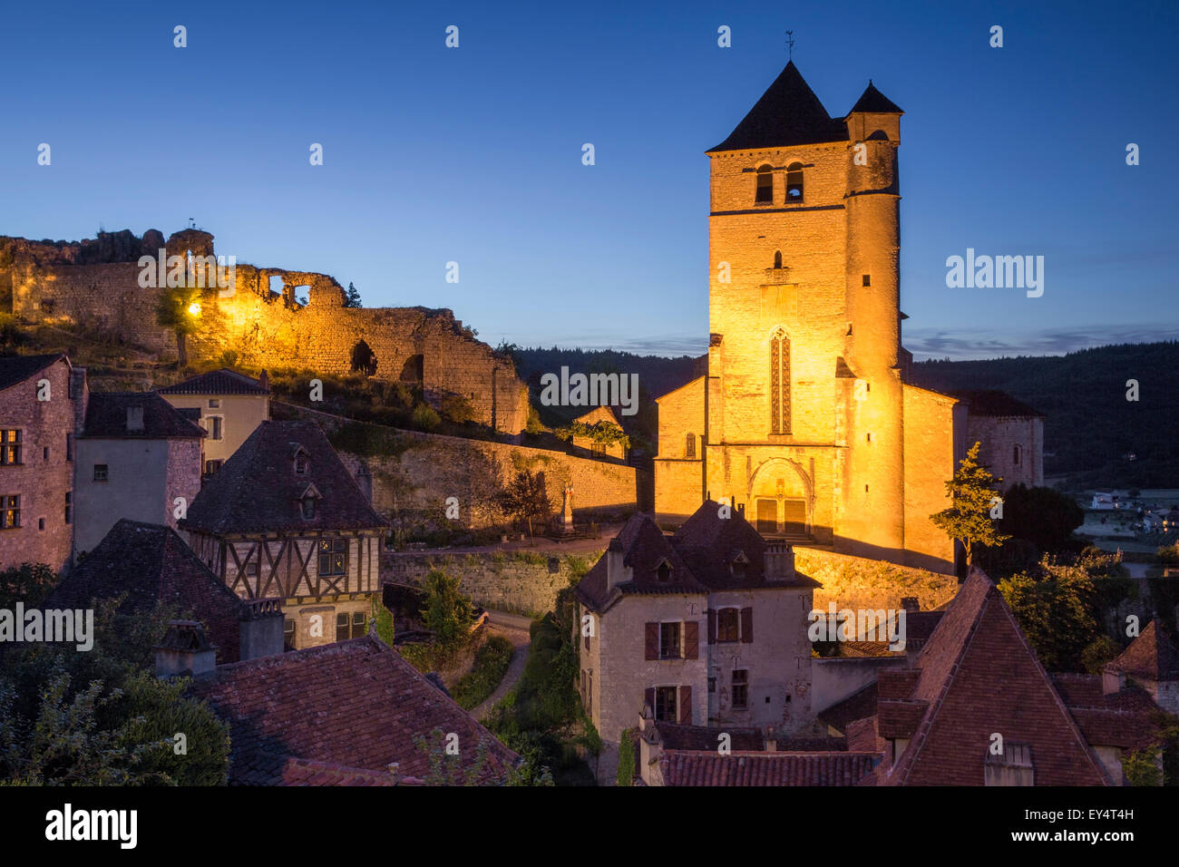 Crepuscolo sulla città medievale di saint-cirq-lapopie, Vallée du Lot, midi-Pyrenees, Francia Foto Stock