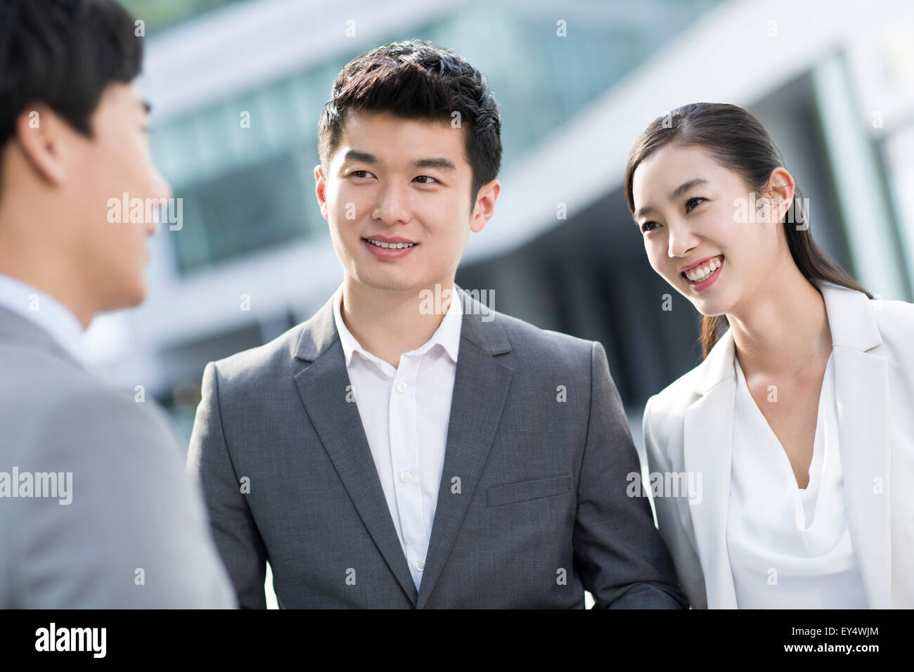 Young business persona che parla all'aperto Foto Stock