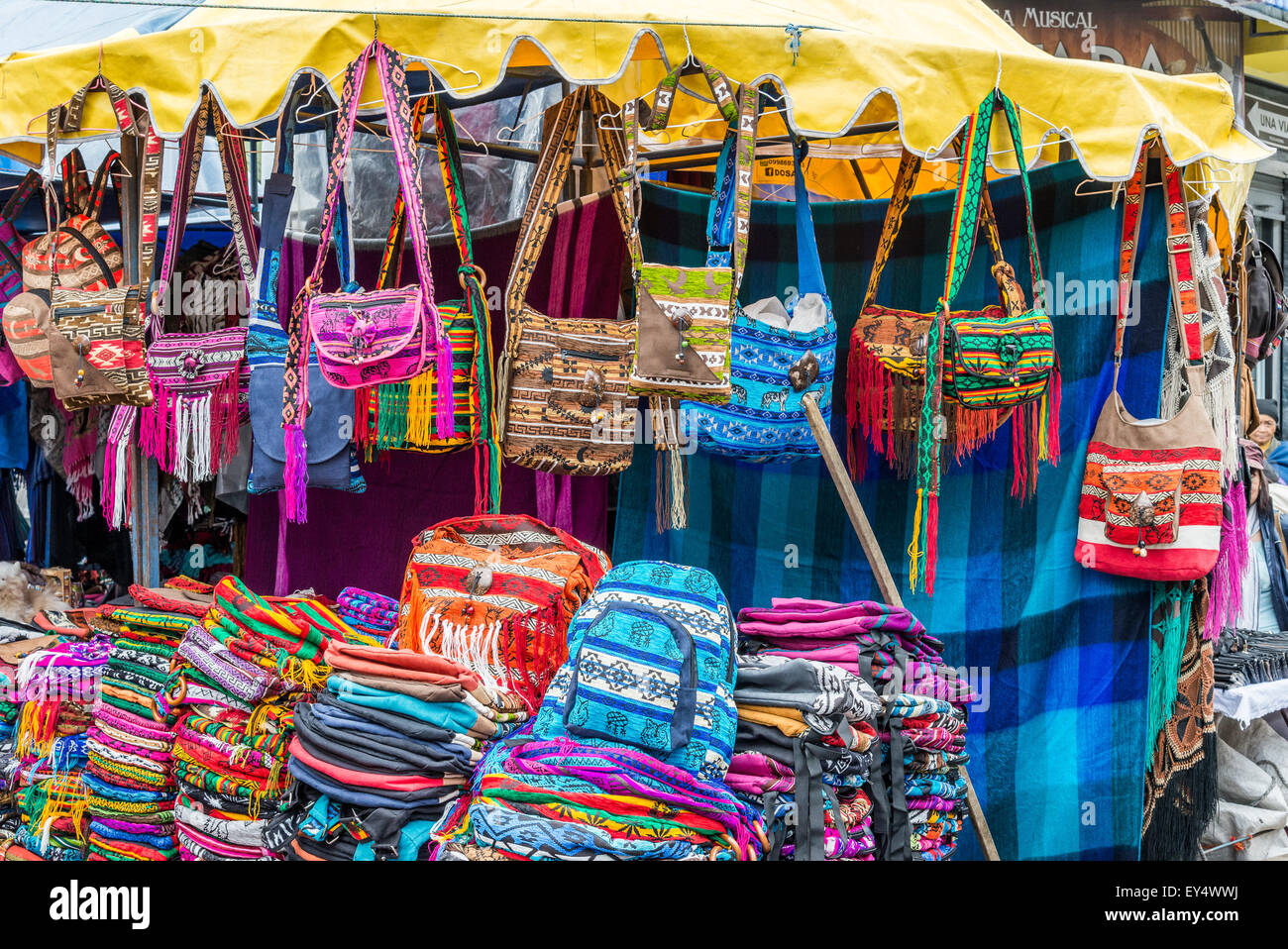 Colorata a mano portafogli e borse per la vendita al mercato locale. Otavalo, Ecuador. Foto Stock