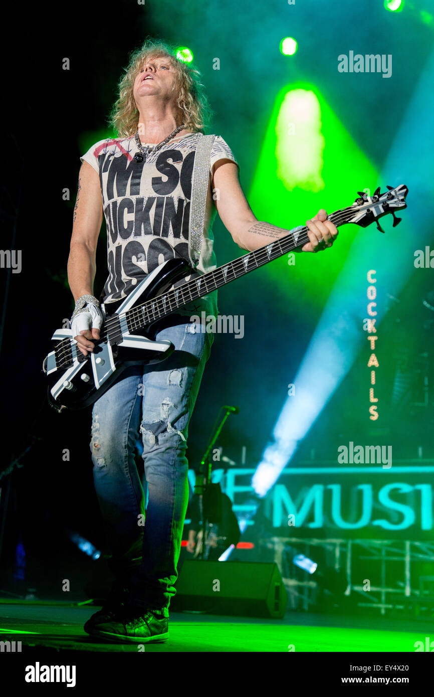 Oshkosh, Wisconsin, Stati Uniti d'America. 18 Luglio, 2015. Il bassista RICK SAVAGE di Def Leppard suona dal vivo al Rock usa music festival di Oshkosh, Wisconsin © Daniel DeSlover/ZUMA filo/Alamy Live News Foto Stock