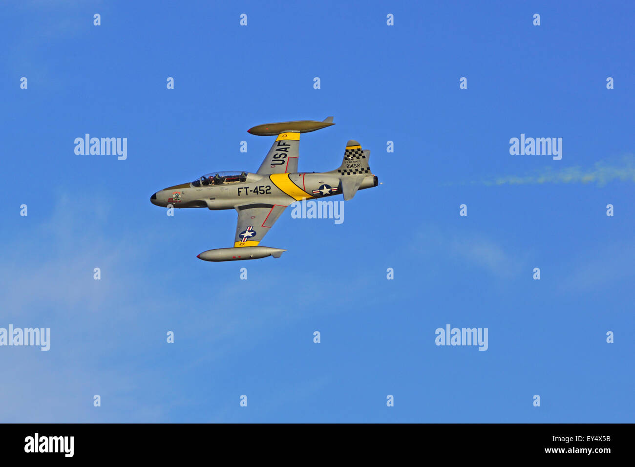 Jet militare T-33 Shooting Star fighter battenti al 2015 piani di fama Air Show in Chino, California Foto Stock