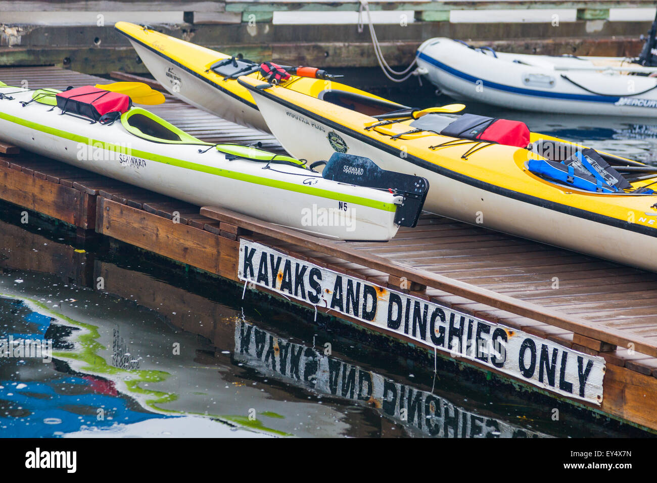 Kayak di storage e il lancio di struttura presso il gommone dock pub flottante sulla protezione isola, British Columbia Foto Stock