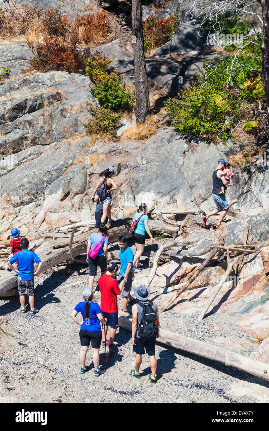 Persone su rocce e spiaggia di Faro park di West Vancouver, Canada Foto Stock