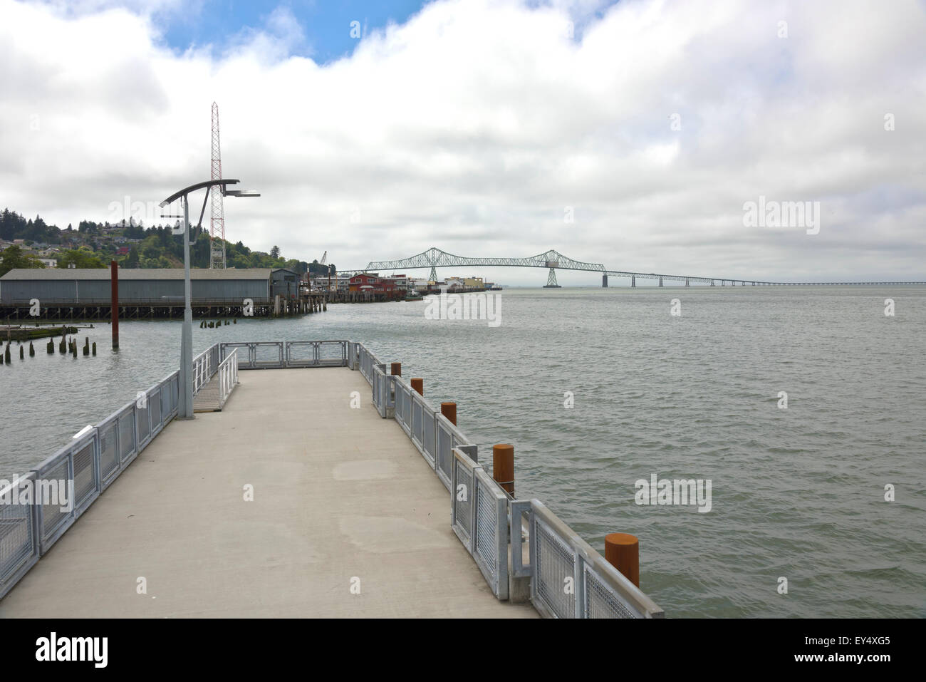 Ponte Astoria-Megler pier e la piccola industria di pesca in Oregon. Foto Stock