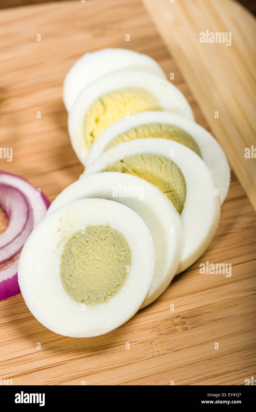 Fresh uovo sodo affettato su un bambù tagliere Foto Stock