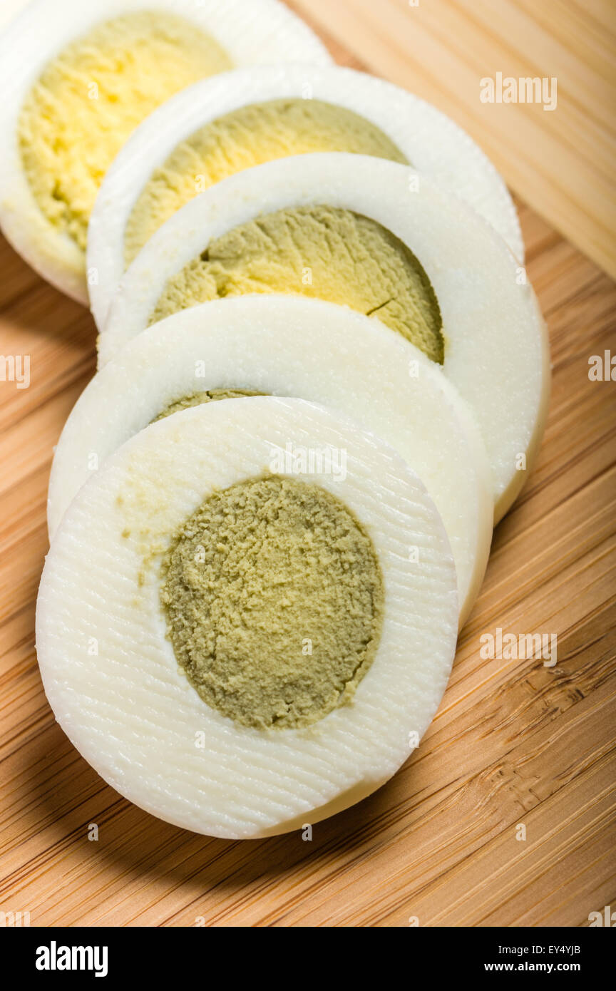 Fresh uovo sodo affettato su un bambù tagliere Foto Stock
