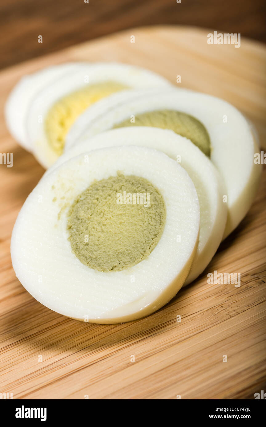 Fresh uovo sodo affettato su un bambù tagliere Foto Stock