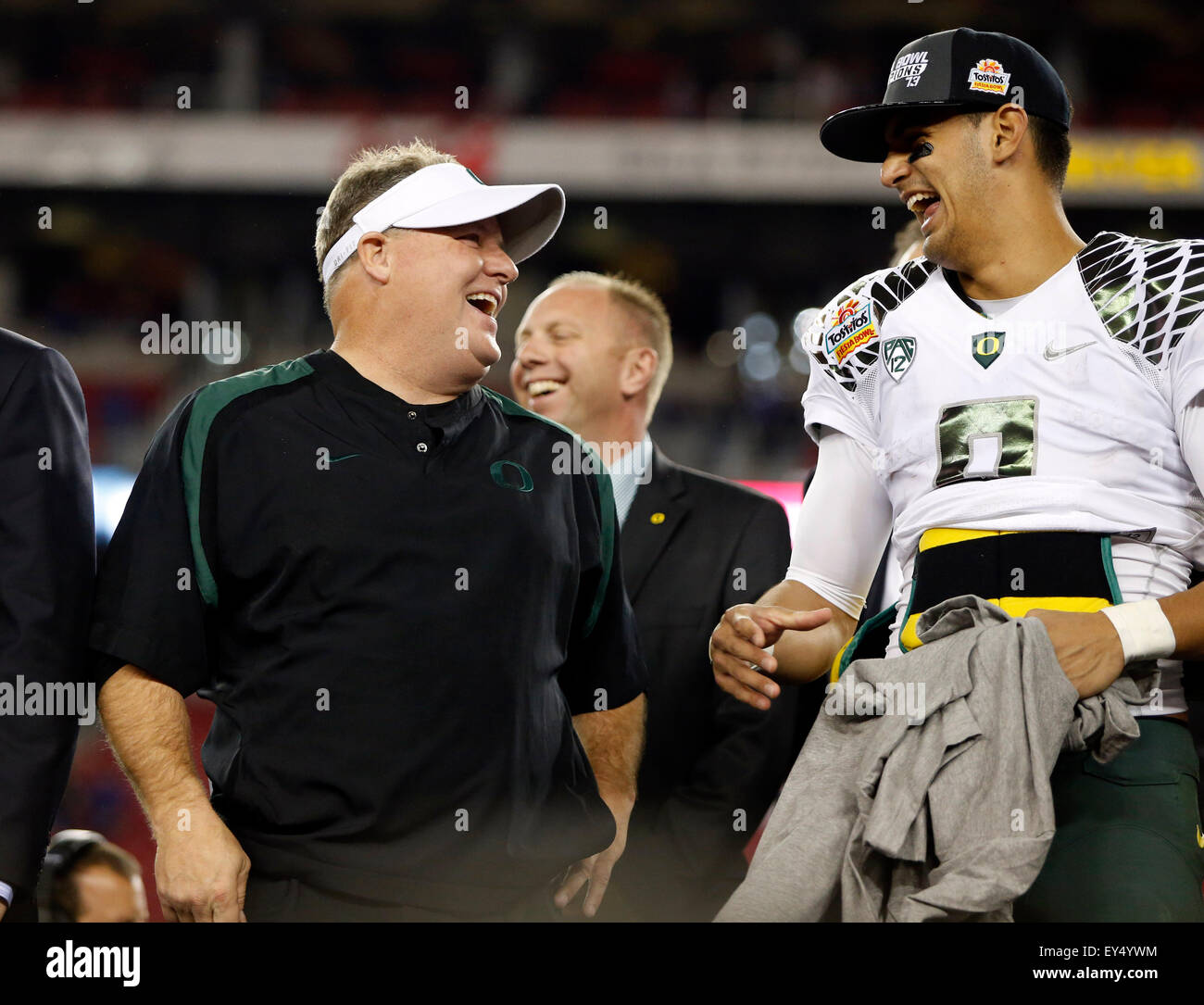 Luglio 21, 2015 - File - Heisman vincitore del Trofeo MARCUS MARIOTA ha firmato un contratto con la Tennessee Titans Martedì, diventando l'ultimo dell'NFL del primo round draft picks per finalizzare il suo affare. L ex quarterback di Oregon si prevede di avviare immediatamente, con la temporizzazione del contratto mantenendo la n. 2 totale pick sulla via per aprire la stagione sett. Xiii a Tampa Bay. Tennessee non annunciare i termini finanziari ma ha detto che ha firmato per quattro anni. Nella foto: Gennaio 03, 2013: Head Coach Chip Kelly della Oregon Ducks e Marcus Mariota #8 durante la cerimonia di premiazione dopo la Tostitos Fiesta Foto Stock