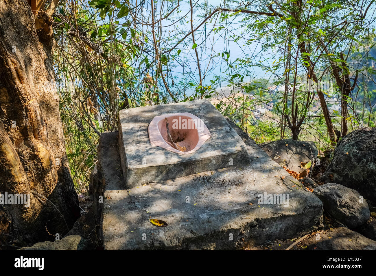 Un impianto di servizi igienici all'aperto in ambiente rurale è visto nel vecchio villaggio di Lamagute a Lembata, Nusa Tenggara orientale, Indonesia. Foto Stock