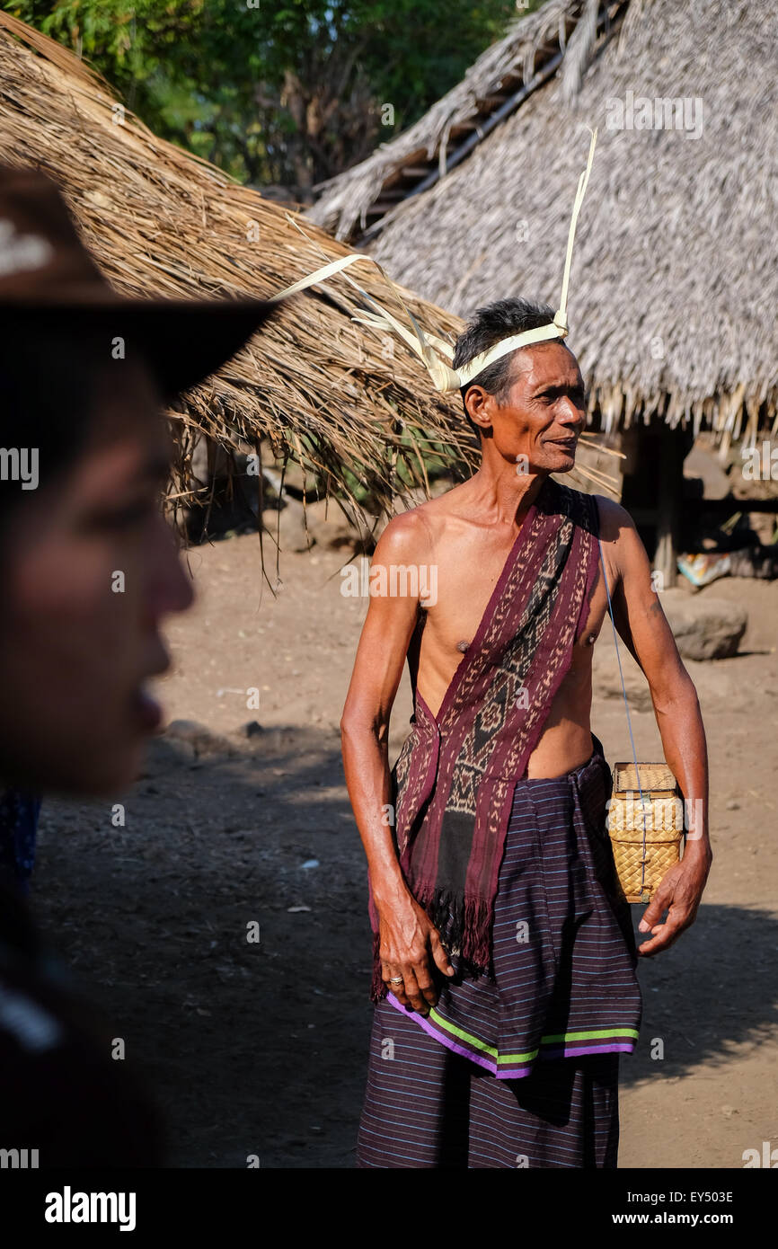 Ritratto dell'uomo dell'isola di Lembata che indossa un abbigliamento tradizionale durante un festival. Foto Stock