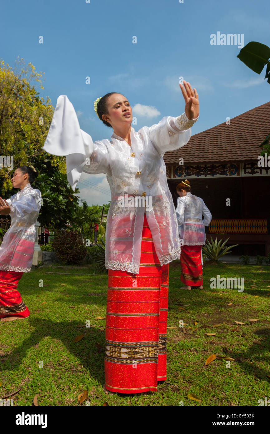 I ballerini Lenso di Maluku si esibiscono al Taman Mini Indonesia Indah di Jakarta, Indonesia. Foto Stock