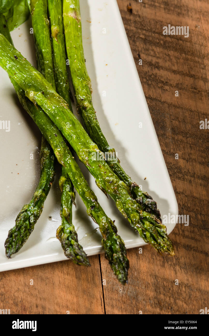 Piastra bianca con freschi Asparagi alla griglia Foto Stock