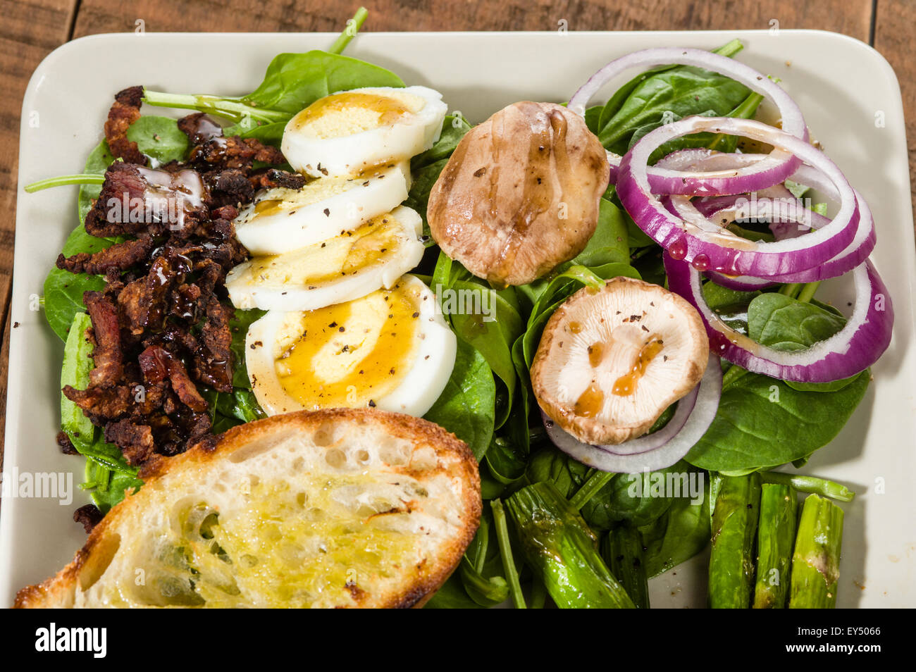 Fresca insalata di spinaci con bit di pancetta e uova Foto Stock