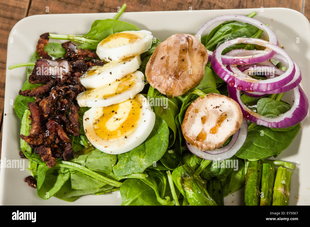 Fresca insalata di spinaci con bit di pancetta e uova Foto Stock