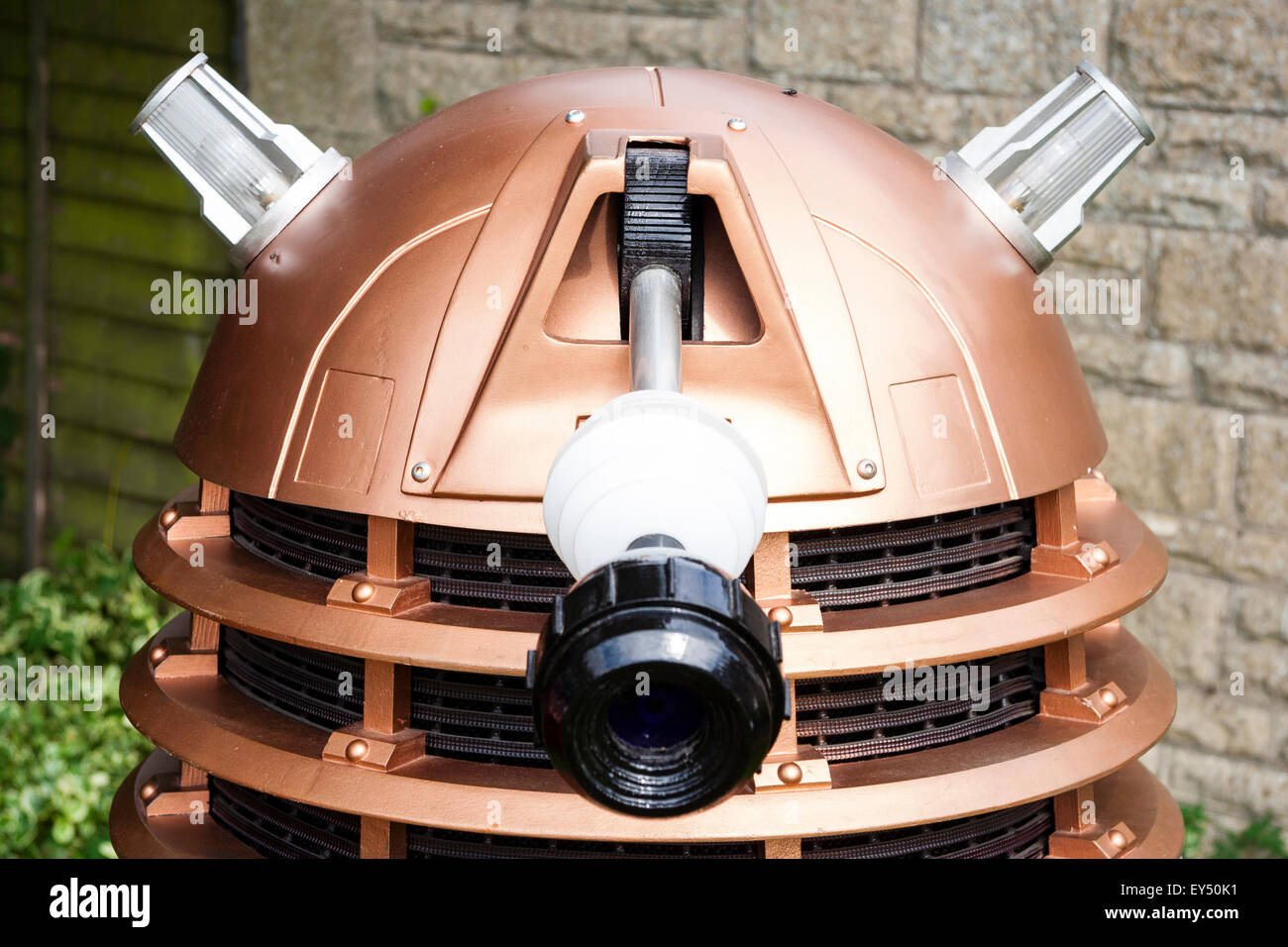 Dalek dalla BBC TV series. Dettaglio della nuova serie Dalek design in bronzo metallico schema colore. Levetta di occhio con due grandi luci plafoniera. Foto Stock