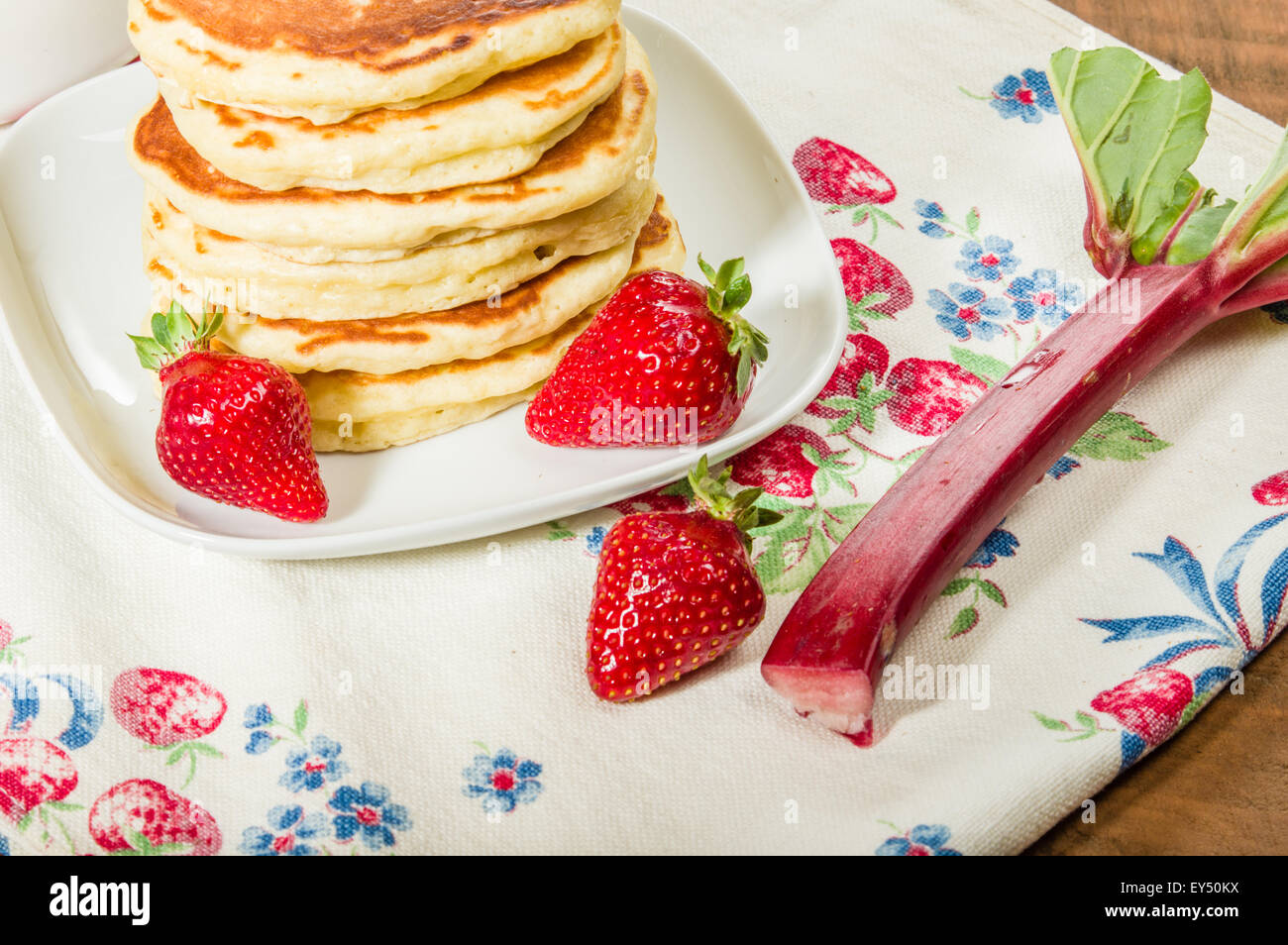 Pila di pancake con fragole e rabarbaro Foto Stock