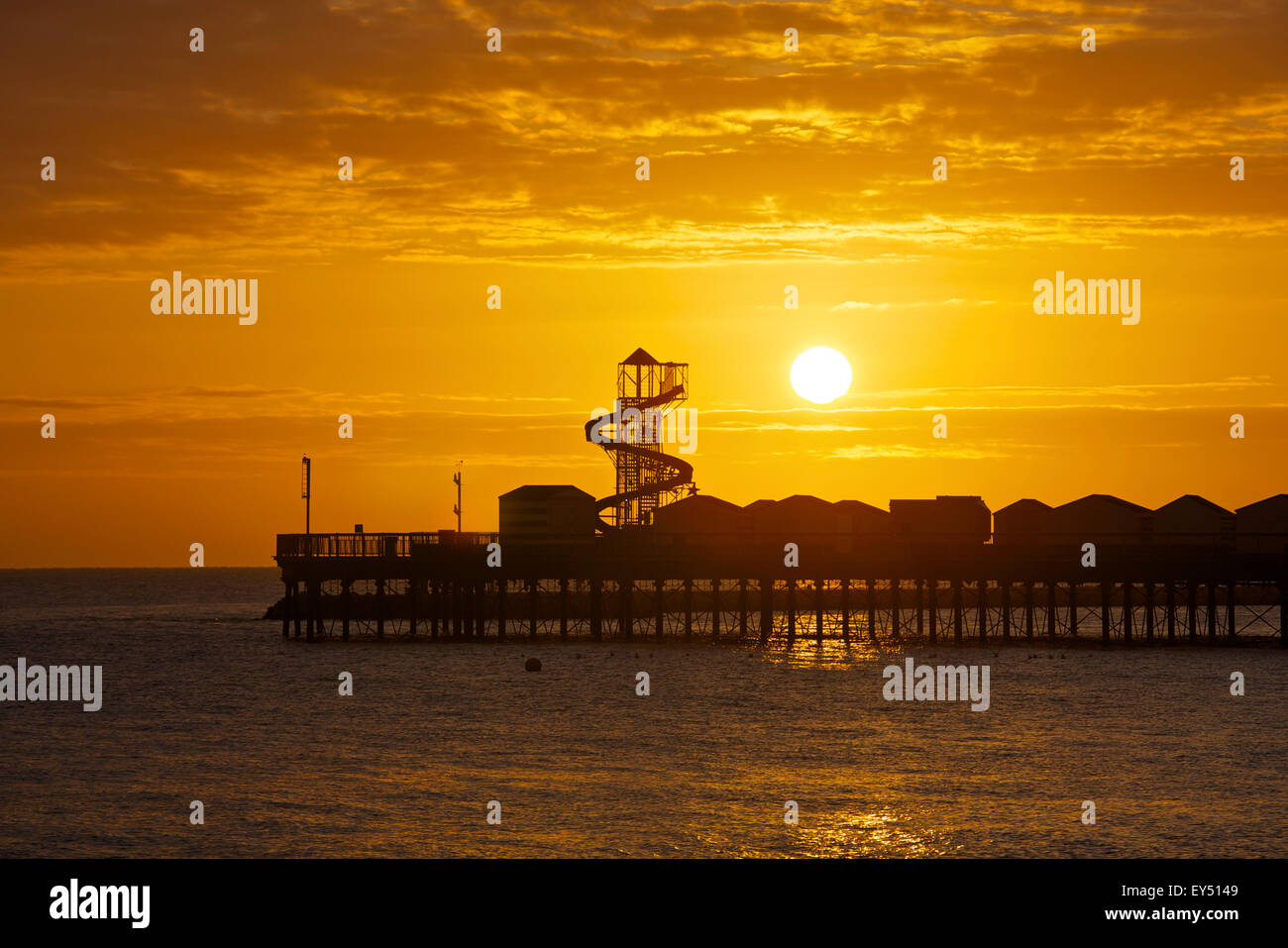 Herne Bay, Kent, Regno Unito. 22 Luglio 2015: Regno Unito Meteo. Un glorioso sunrise presso il molo di Herne Bay. Questo il restante shore sezione di estremità è aperto al pubblico e con le scuole la rottura per l'estate, la Helter Skelter sarà impegnato con il villeggiante Credito: Alan Payton/Alamy Live News Foto Stock