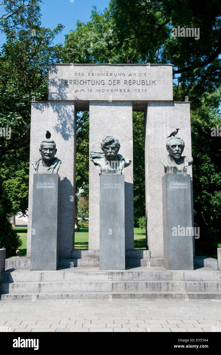 Monumento a la Repubblica di Vienna in Austria, con i busti di Victor Adler, Jakob Reumann e Ferdinando Hanusch Foto Stock