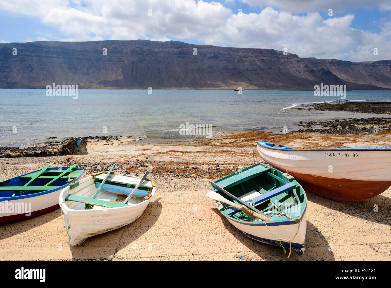 Piccole imbarcazioni sulla riva. Foto Stock