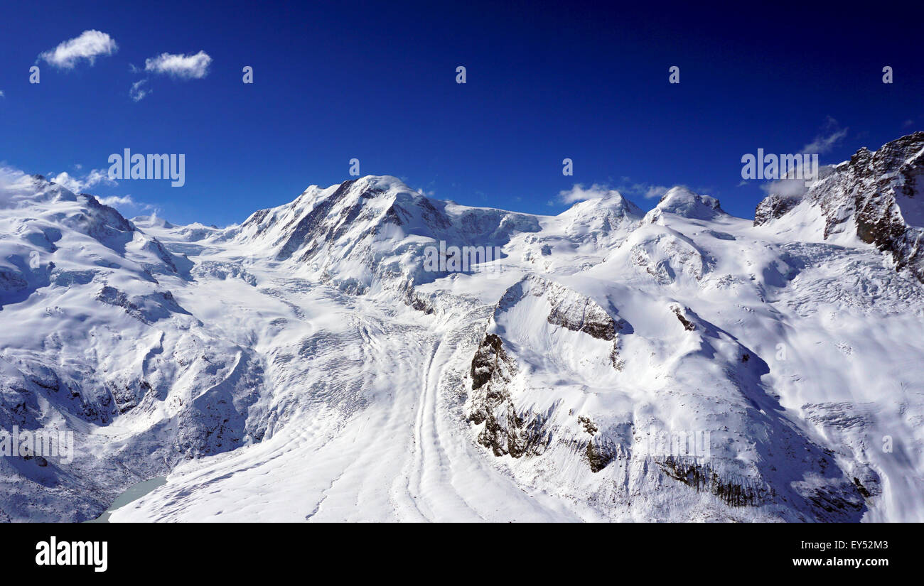 Neve Montagne delle Alpi con le nuvole, Zermatt, Svizzera Foto Stock