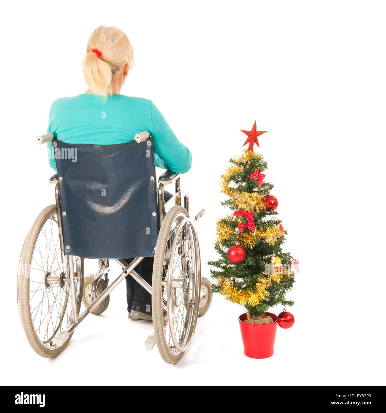 Donna bionda in sedia a rotelle con albero di Natale isolate su sfondo bianco Foto Stock