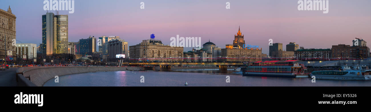 Panorama di Arbatsky (Nuovo Arbat) ponte sul fiume di Mosca in inverno la sera e la notte. Bellissimo paesaggio urbano Foto Stock