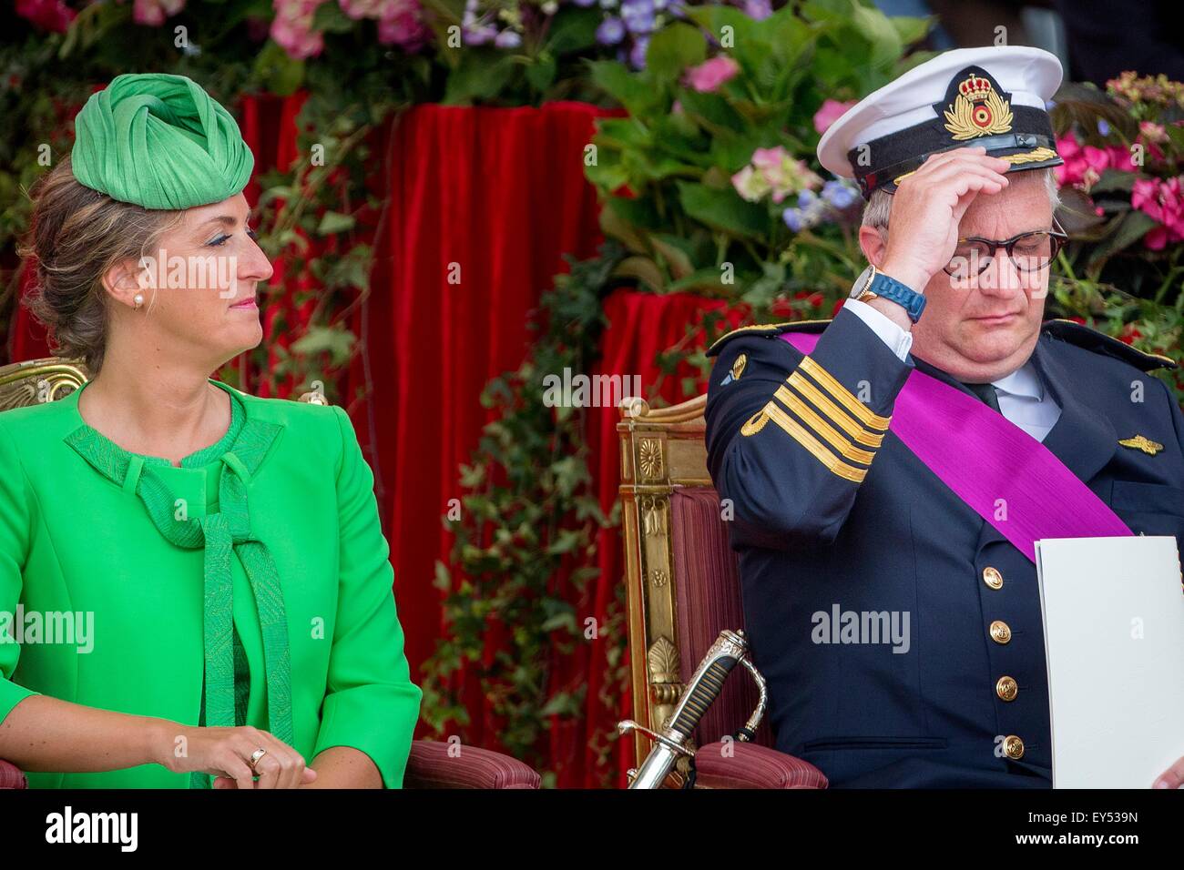 Bruxelles, Belgio. 21 Luglio, 2015. Il Principe Laurent e principessa Claire del Belgio assistere ad una parata militare a Bruxelles, Belgio, 21 luglio 2015. Foto: Patrick van Katwijk/ point de vue OUT : nessun filo servizio-/dpa/Alamy Live News Foto Stock