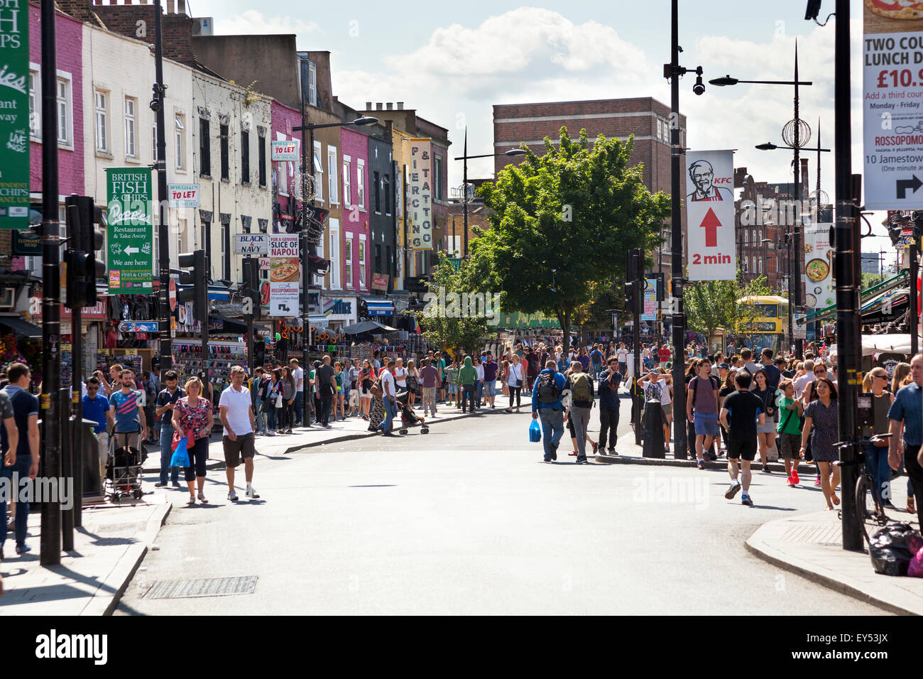 La folla di visitatori su un weekend intenso in Camden High Street Foto Stock