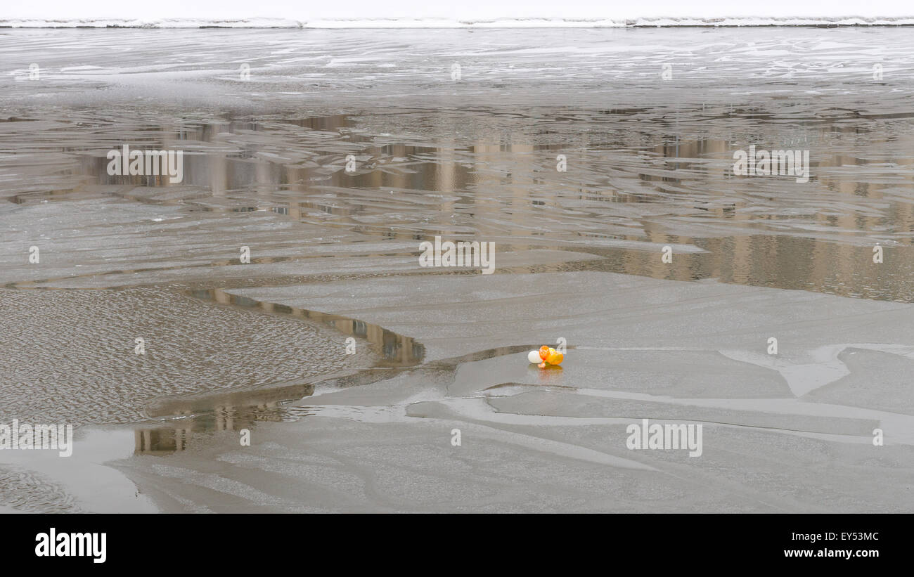 Colorate mongolfiere giocattolo sul ghiaccio floe drifting giù il fiume di Mosca. Il festival si è concluso, senza più bisogno di palloncini Foto Stock
