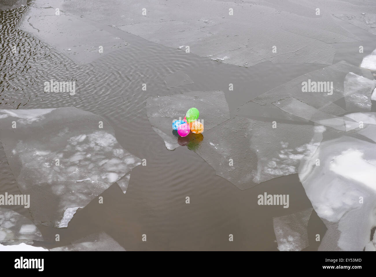 Colorate mongolfiere giocattolo sul ghiaccio floe drifting giù il fiume di Mosca. Il festival si è concluso, senza più bisogno di palloncini Foto Stock