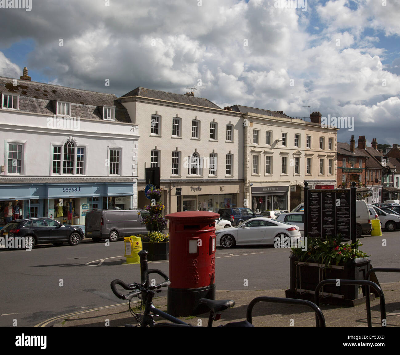 Historic High Street, Marlborough, Wiltshire, Inghilterra, Regno Unito Foto Stock