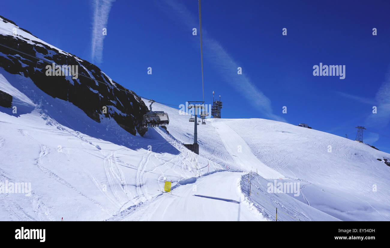 Sospeso il cavo sci auto pista di neve montagne Titlis Engelberg, Svizzera Foto Stock