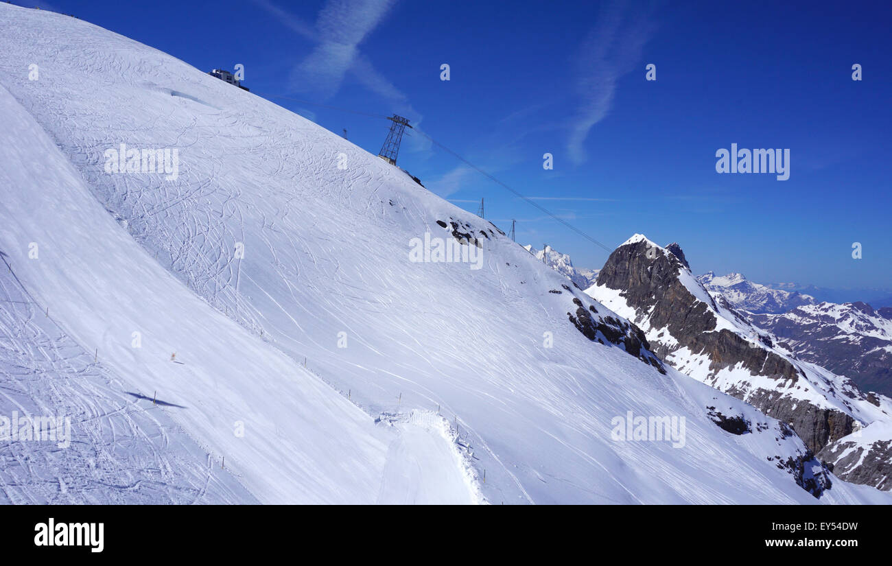 Angolo di visualizzazione di neve montagne titlis e funivia Engelberg, Svizzera Foto Stock