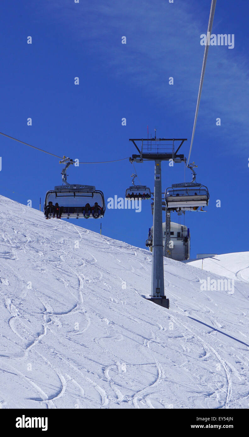 Sospeso il cavo sci auto a neve montagne Titlis Engelberg, Svizzera Foto Stock