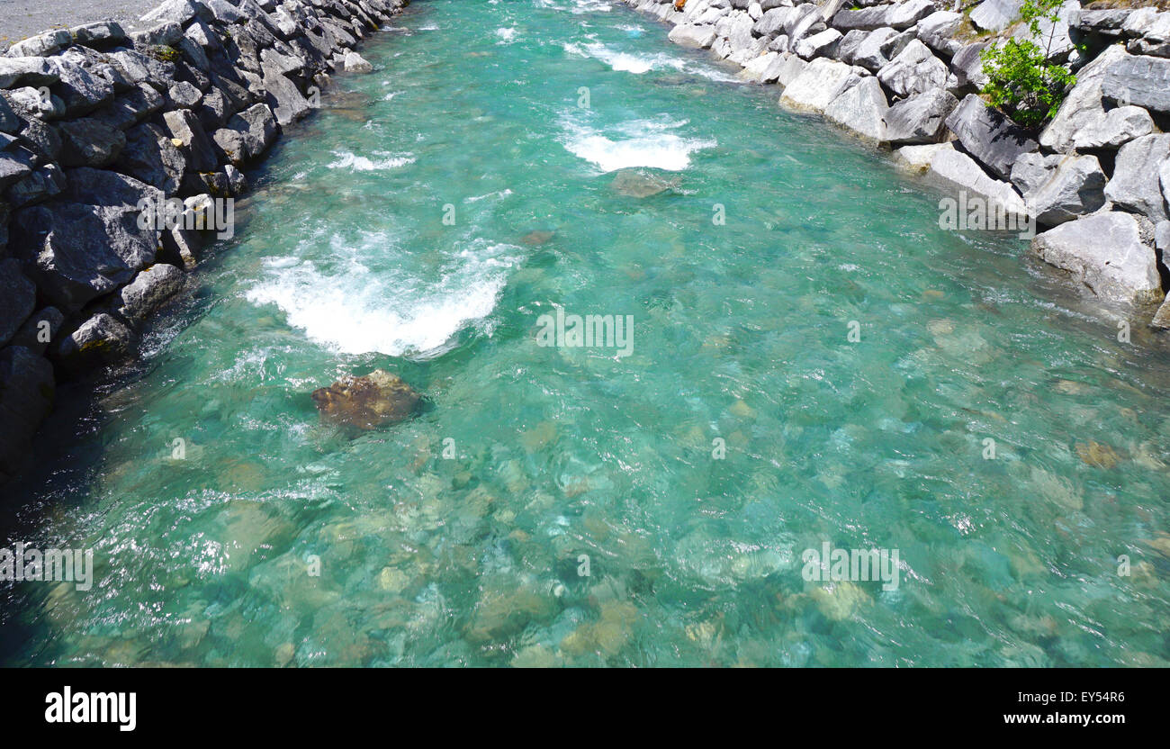 Fiume e flusso di acqua Engelberg, Svizzera Foto Stock