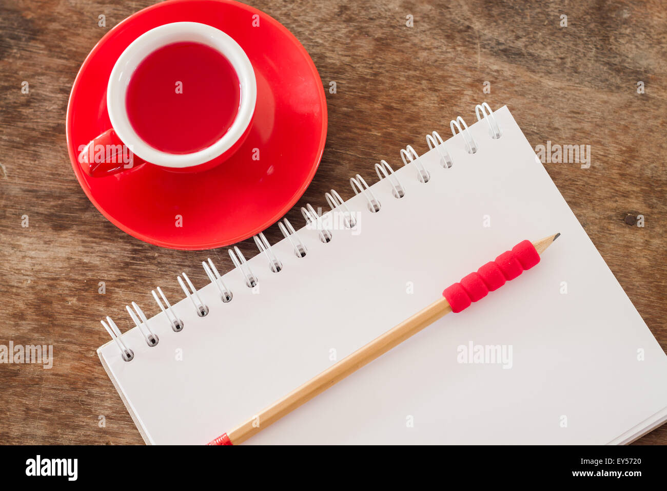Rosso la tazza con il notebook aperto, stock photo Foto Stock