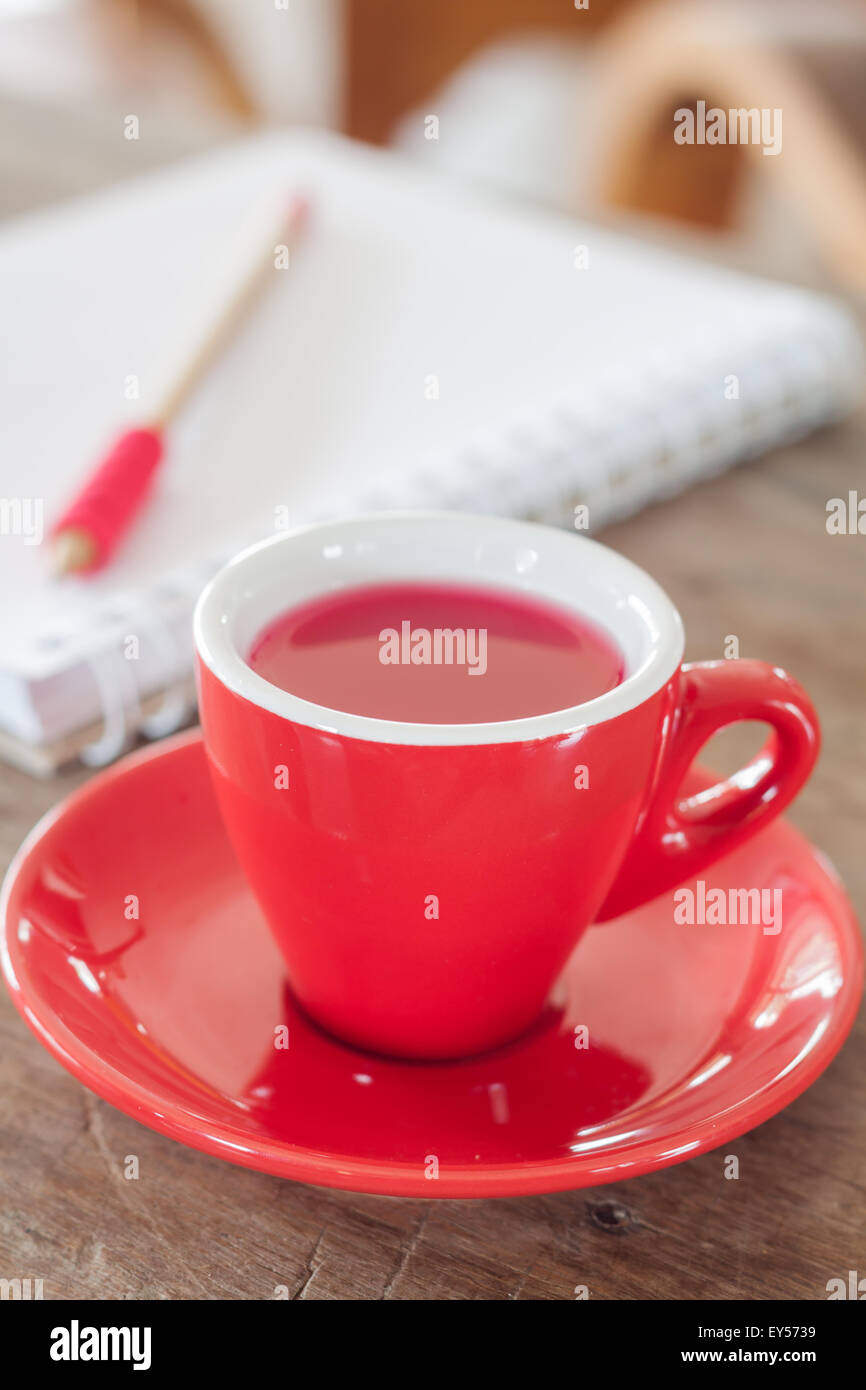 Rosso la tazza con il notebook aperto, stock photo Foto Stock